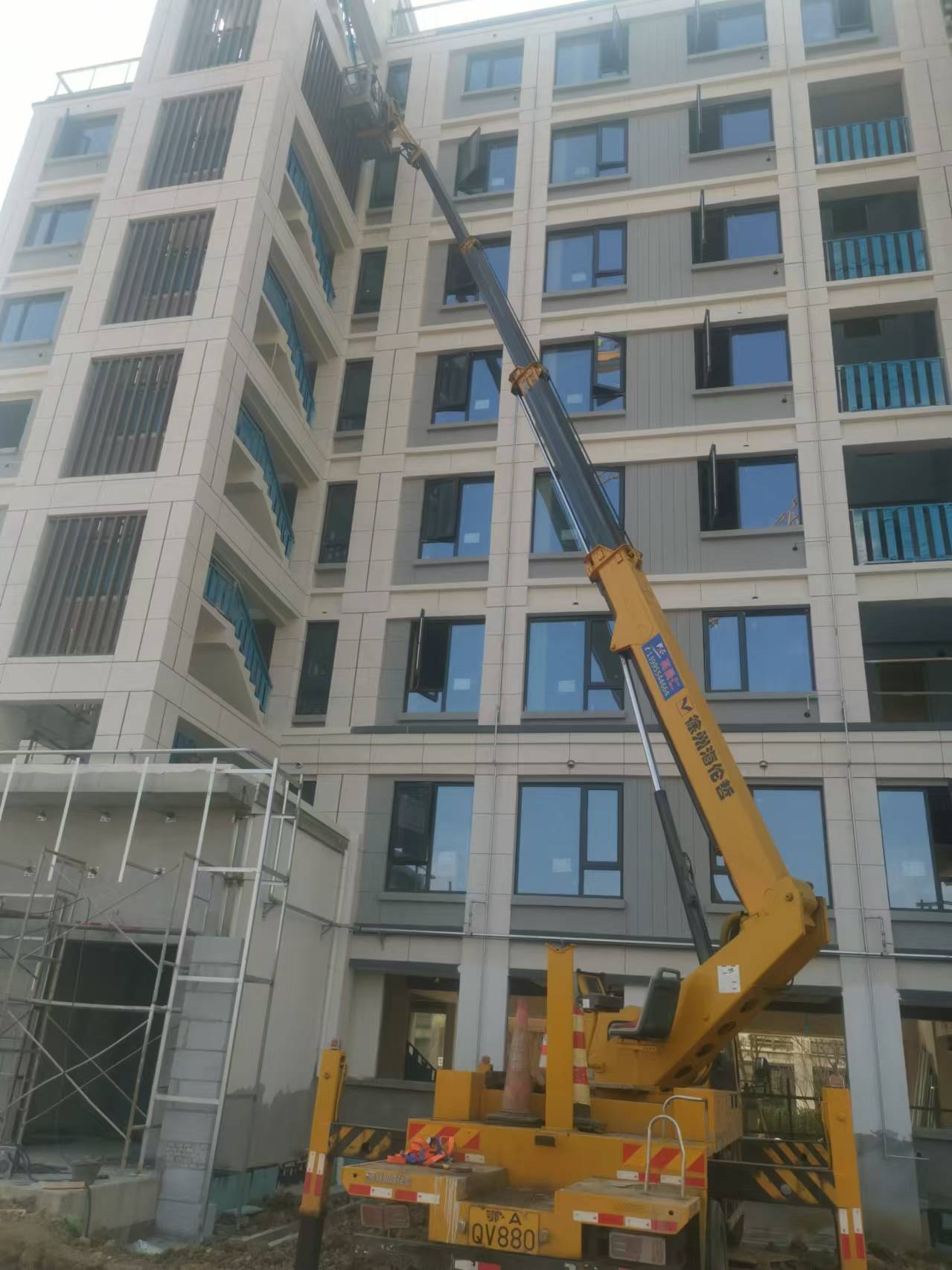伸縮臂高空車高空作業(yè)現(xiàn)場